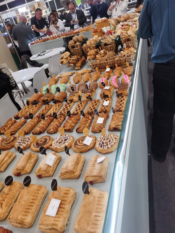 Viennoiserie and pastry counter on the ABASTUR 2026 floor
